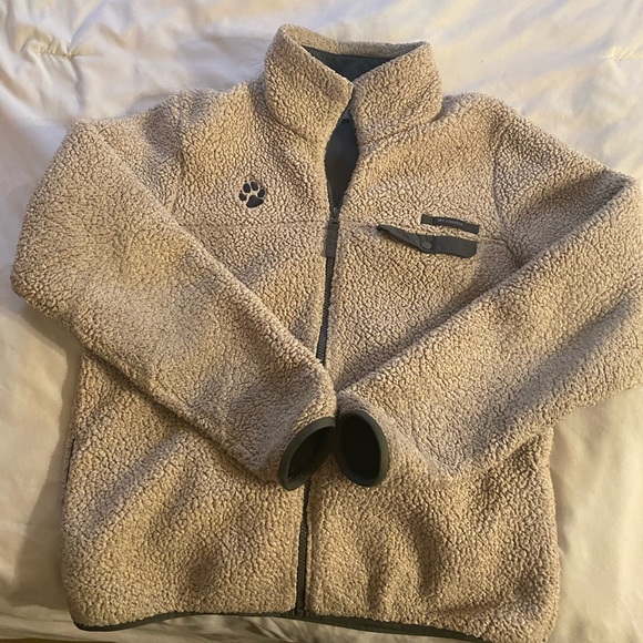 A jacket - Picture 3 of 6